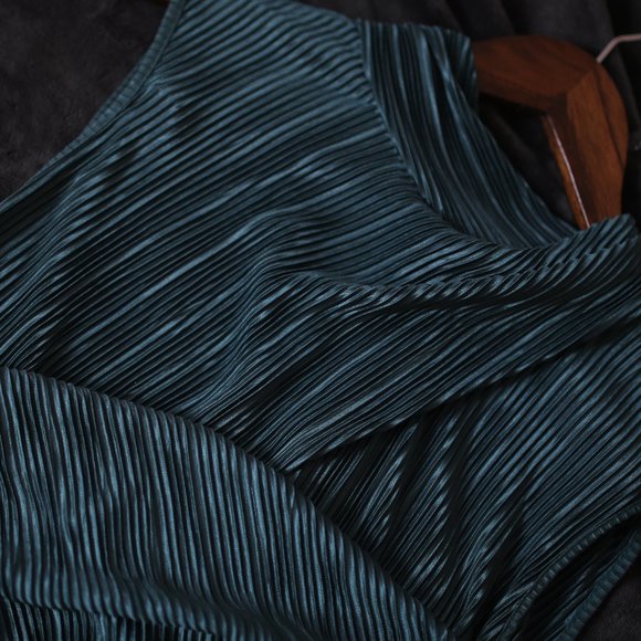 NWT PLEATED BLOUSE. - Picture 8 of 9